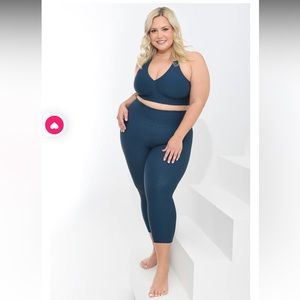 Croco Skin™ Curvy Cropped Leggings Below Zero